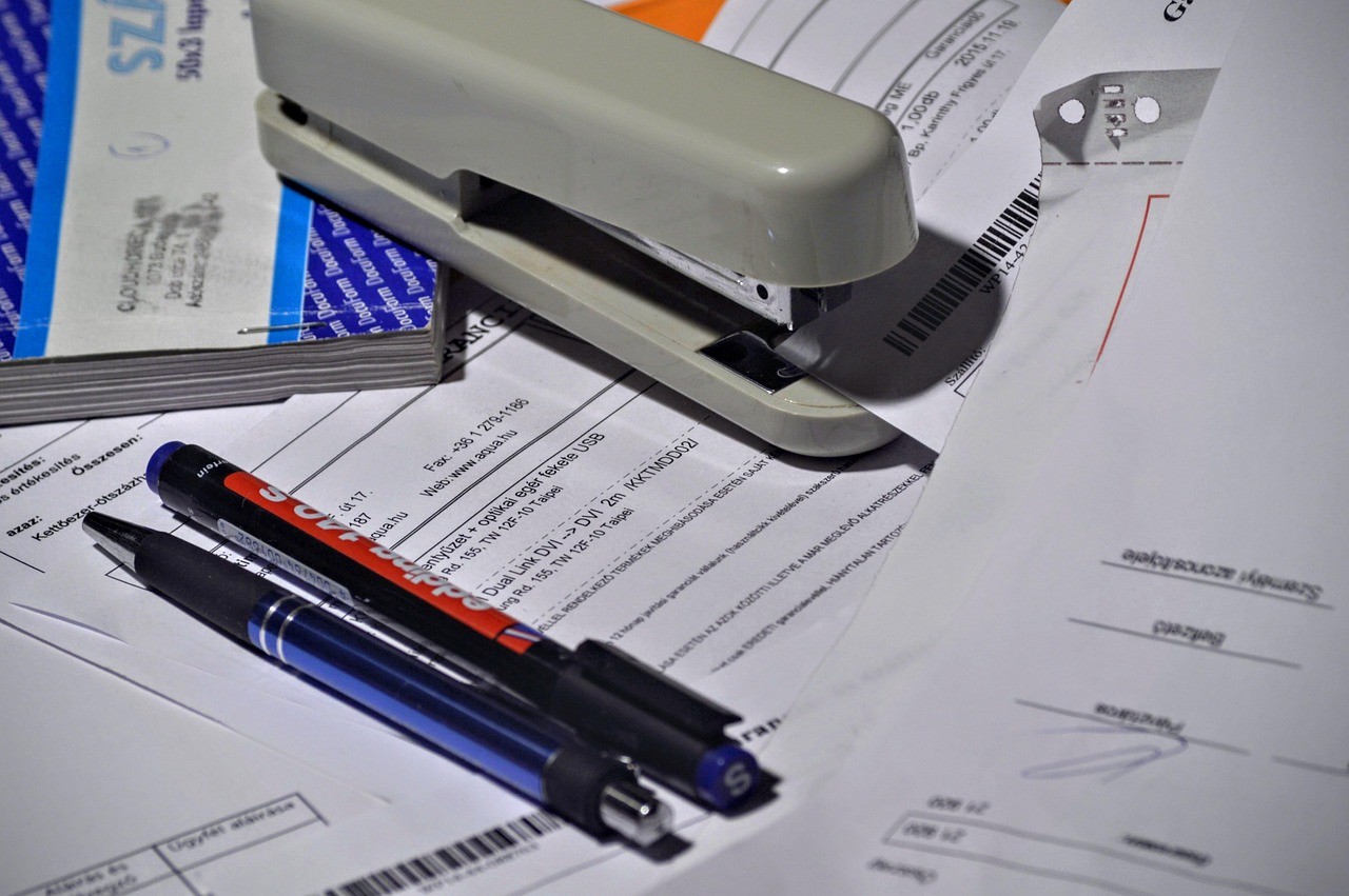 Paperasse de facturation, tampon et stylo sur un bureau