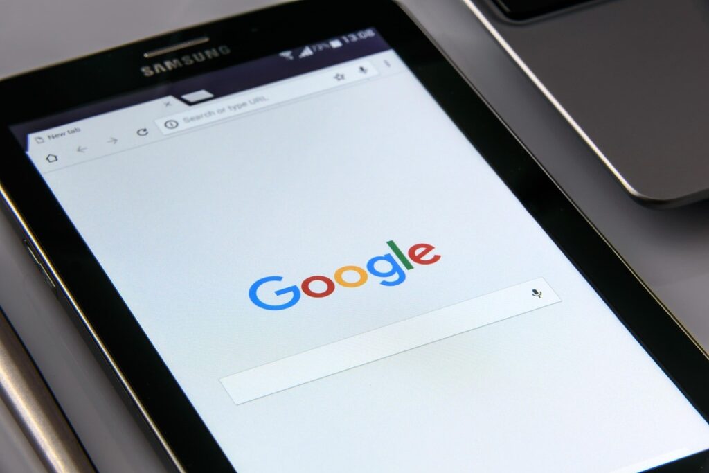 Recherche Google affichée sur un écran de tablette