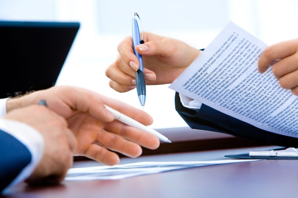 hero signature document bureau Signature et relecture d'un document dans un bureau