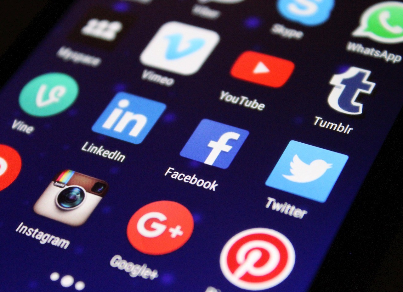 Icônes des applications de réseaux sociaux affichées sur un écran de smartphone