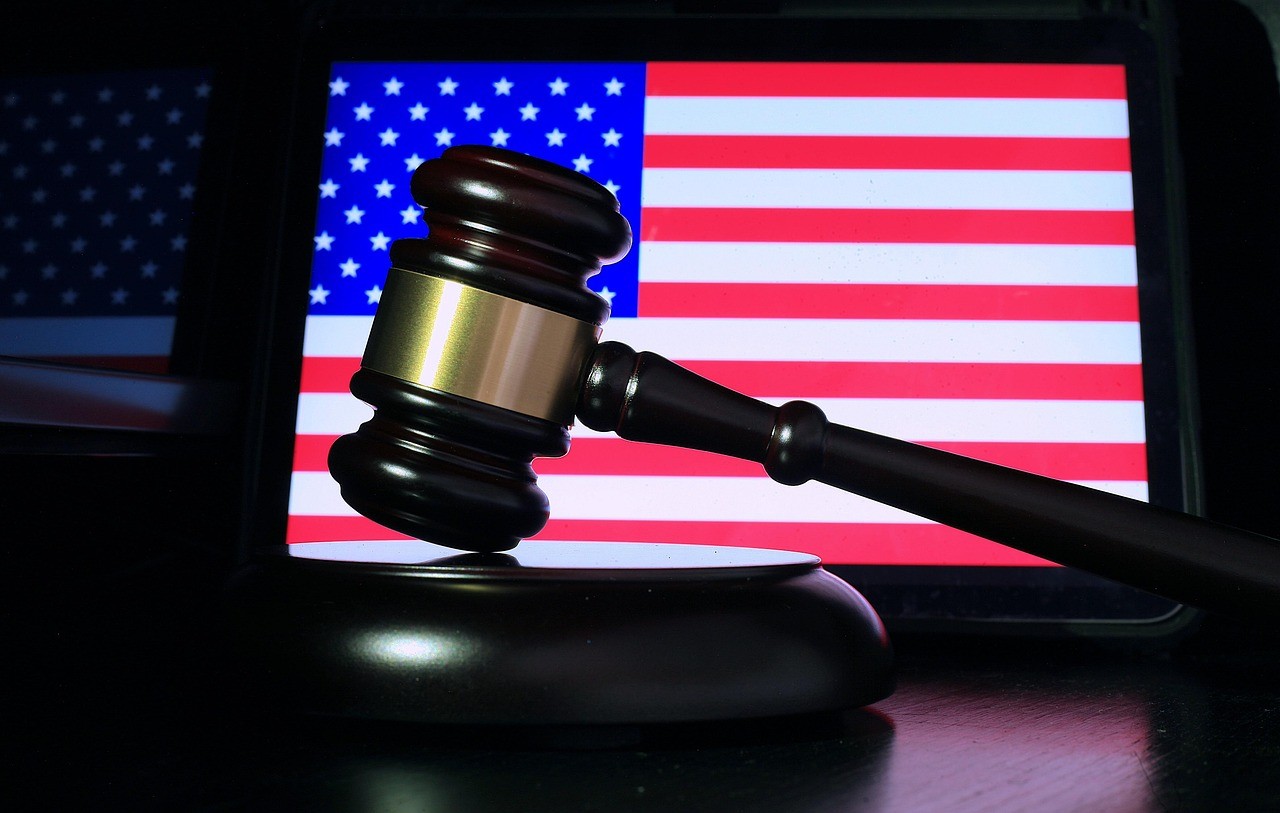 google antitrust ruling gavel us flag Gavel resting in front of a US flag, symbolizing the federal antitrust ruling against Google